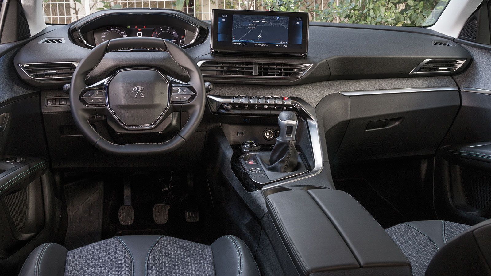  Στην κεντρική κονσόλα συναντάμε στην ψηφιακή οθόνη αφής μεγέθους 10 ιντσών και ακριβώς από κάτω φυσικούς διακόπτες «αεροπορικού τύπου» που είναι ιδια